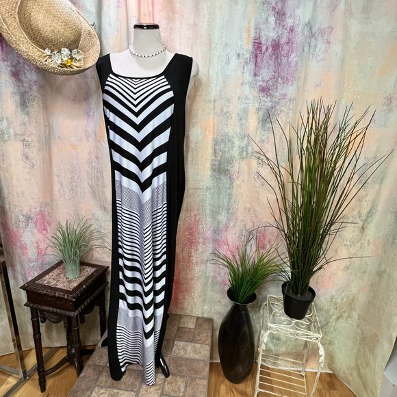 πpaper doll Striped Plus Size Maxi Dress - Design makes a Slim Optic - Picture 1 of 13